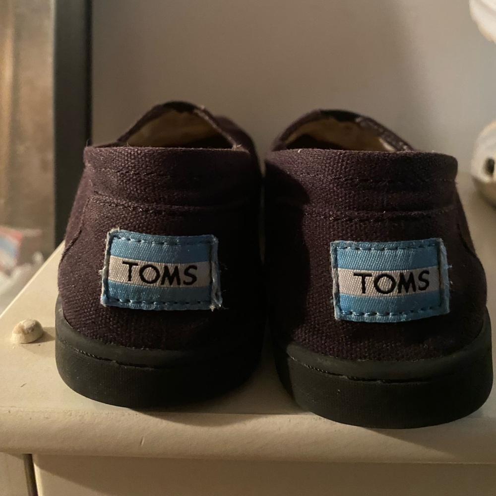 Toms kids size 3 (women’s Sz 5) black (have box)